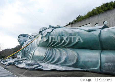 国内最大級のブロンズ製涅槃像 113082461