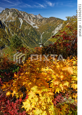 北アルプス・屛風ノコルの紅葉と槍ヶ岳 113082651