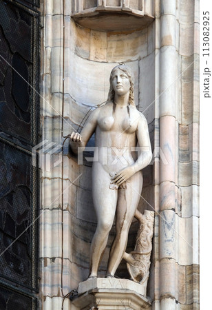 Eve, statue on the Milan Cathedral, Duomo di Santa Maria Nascente, Milan, Lombardy, Italy Eve, statue on the Milan Cathedral, Duomo di Santa Maria Nascente, Milan, Lombardy, Italy 113082925