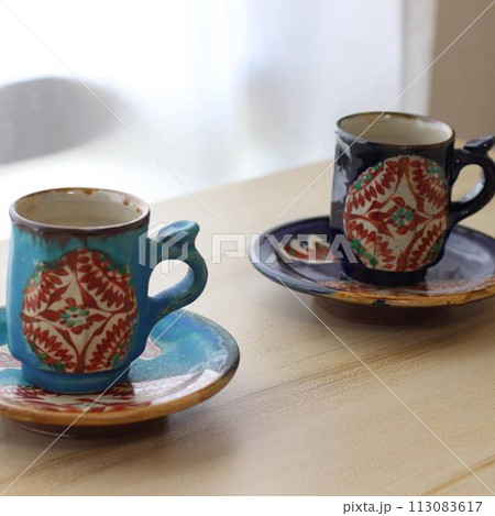 孔雀の羽のような模様が描かれた二種類のやちむんのカップ 孔雀の羽のような模様が描かれた二種類のやちむんのカップ 113083617