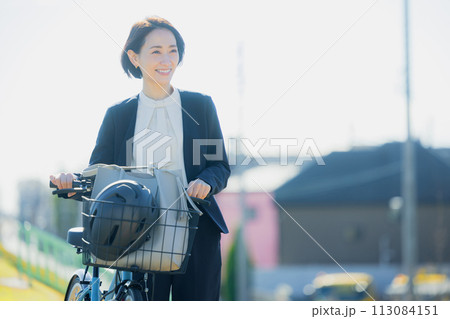 自転車に乗って通勤するミドル女性 113084151