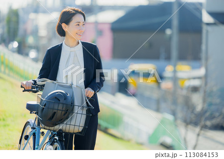 自転車に乗って通勤するミドル女性 113084153