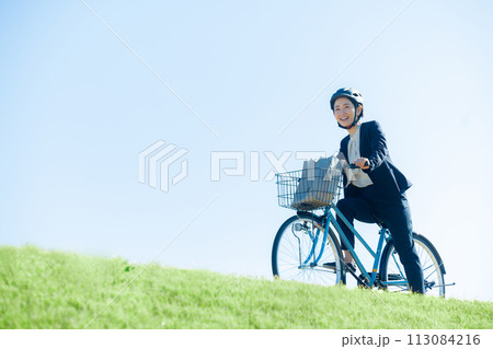 自転車に乗って通勤するミドル女性 113084216