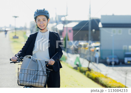 自転車に乗って通勤するミドル女性 113084233