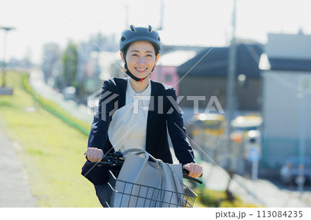 自転車に乗って通勤するミドル女性 113084235