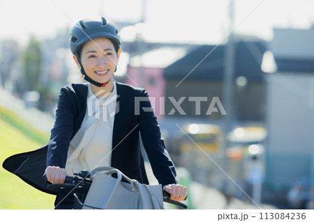 自転車に乗って通勤するミドル女性 113084236