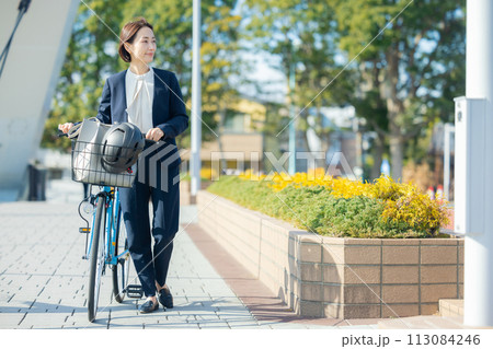 自転車に乗って通勤するミドル女性 113084246