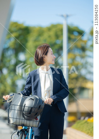自転車に乗って通勤するミドル女性 113084250