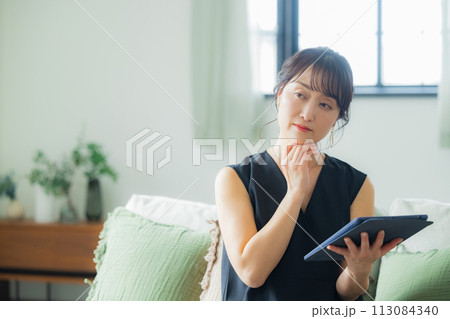 リビングのミドル女性　 113084340