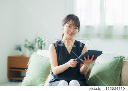 リビングのミドル女性　 113084350