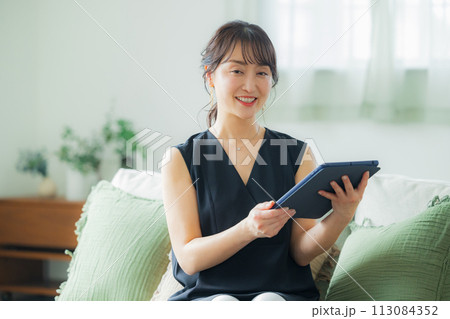 リビングのミドル女性　 113084352