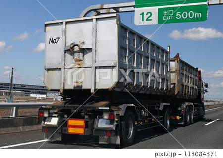 ダブル連結トラック イメージ ダブル連結トラック イメージ 113084371