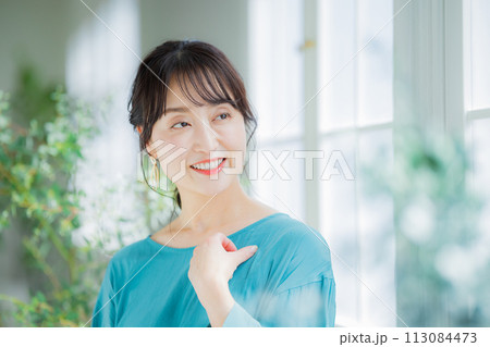 ストレッチするミドル女性 113084473