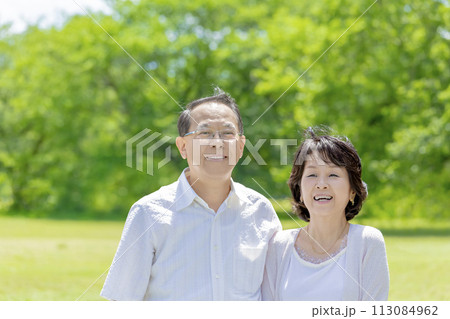公園でほほえむシニア夫婦 公園でほほえむシニア夫婦 113084962