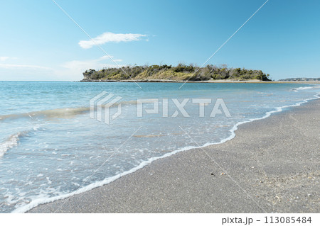 快晴の千葉県館山市の沖ノ島 113085484