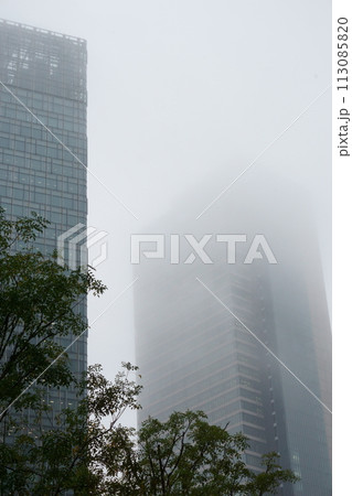 雨にかすむ名古屋駅高層ビル群1 113085820