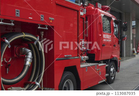 待機する消防車 消防車 緊急車両 待機する消防車 消防車 緊急車両 113087035