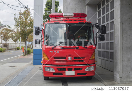 待機する消防車 消防車 緊急車両 待機する消防車 消防車 緊急車両 113087037