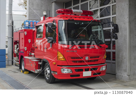 待機する消防車 消防車 緊急車両 待機する消防車 消防車 緊急車両 113087040