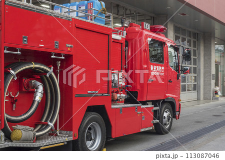 待機する消防車 消防車 緊急車両 待機する消防車 消防車 緊急車両 113087046