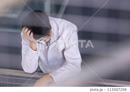 作業着の男性　ミドル　困る 113087206