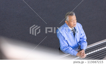 作業着の男性　シニア　考える 113087215