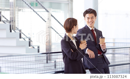 男女　ビジネス　リラックス 113087324