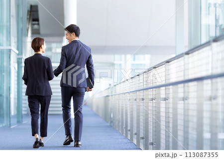男女　ビジネス　歩く　後姿 113087355