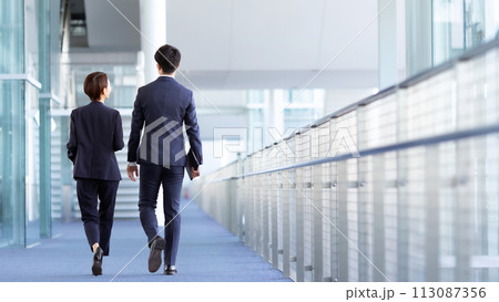 男女 ビジネス 歩く 後姿 男女 ビジネス 歩く 後姿 113087356