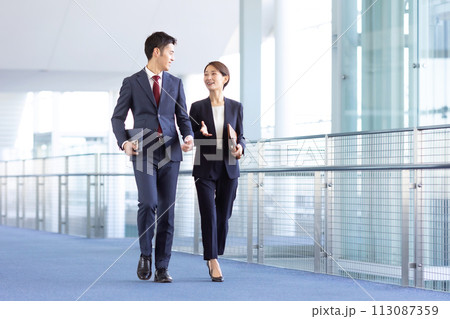 男女　ビジネス　歩く 113087359