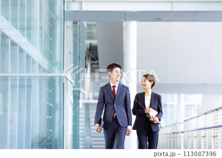 男女 ビジネス 歩く 男女 ビジネス 歩く 113087396