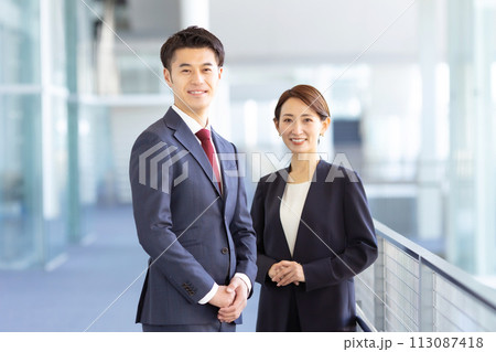 男女 ビジネス ポートレート 男女 ビジネス ポートレート 113087418