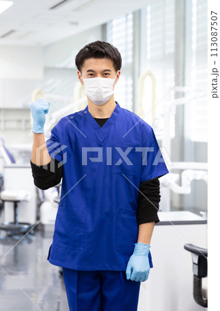 歯科医　デンタルケア　ガッツポーズ 113087507