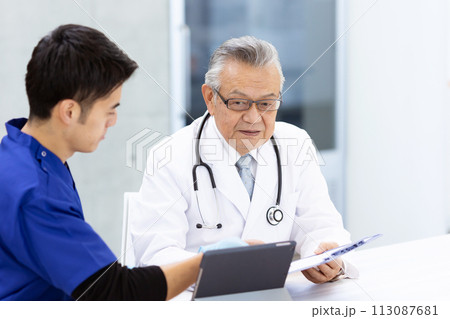 医療イメージ 医者 会話 医療イメージ 医者 会話 113087681