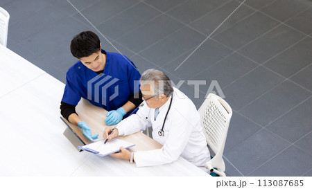 医療イメージ 医者 会話 医療イメージ 医者 会話 113087685