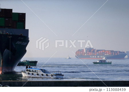 着岸するコンテナ船 113088439