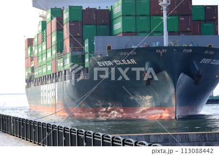 着岸するコンテナ船 着岸するコンテナ船 113088442