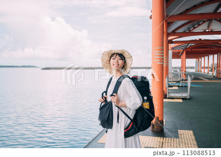 離島ターミナルで船を待つ女性 113088513