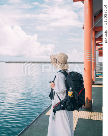 離島ターミナルで船を待つ女性 113088514