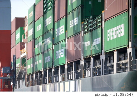 着岸するコンテナ船 113088547