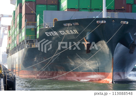 着岸するコンテナ船 着岸するコンテナ船 113088548