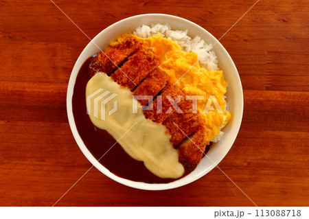 オムレツチーズカツカレー オムレツチーズカツカレー 113088718