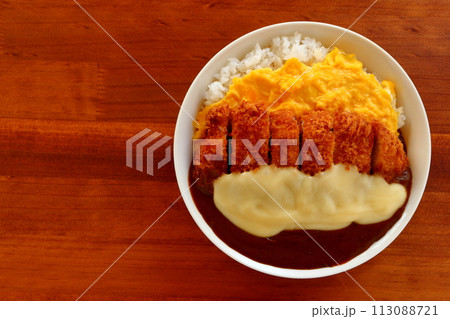 オムレツチーズカツカレー オムレツチーズカツカレー 113088721