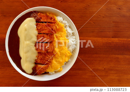 オムレツチーズカツカレー オムレツチーズカツカレー 113088723