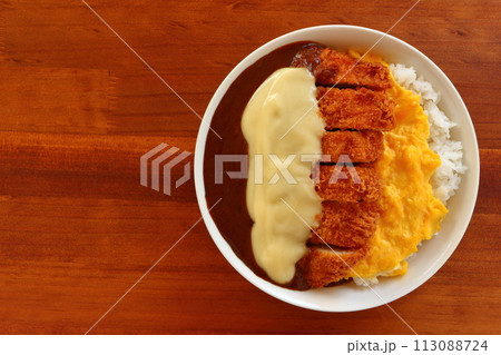 オムレツチーズカツカレー オムレツチーズカツカレー 113088724