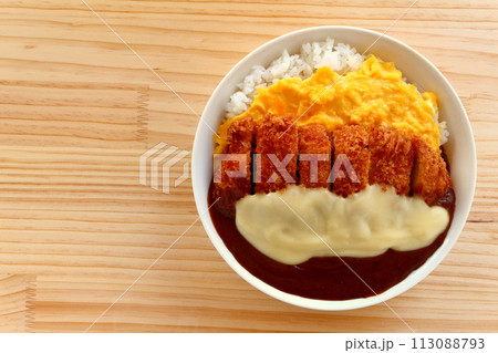 オムレツチーズカツカレー オムレツチーズカツカレー 113088793