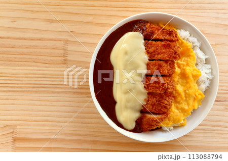 オムレツチーズカツカレー オムレツチーズカツカレー 113088794