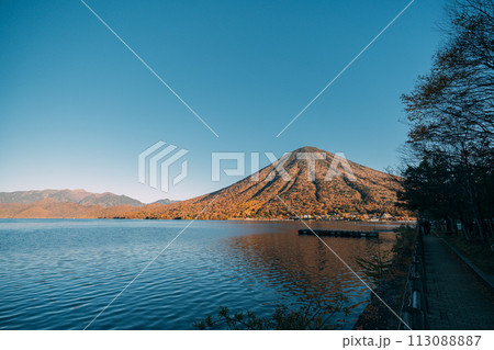 紅葉の中禅寺湖と湖面に映える景観 113088887