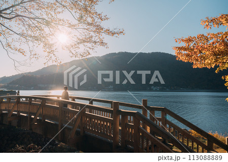 紅葉の中禅寺湖と湖面に映える景観 113088889