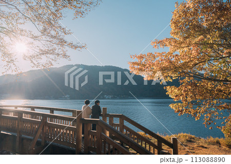紅葉の中禅寺湖と湖面に映える景観 113088890